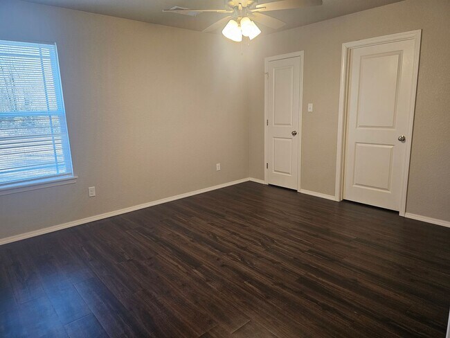 Building Photo - Beautiful New Townhomes in Alma! **MOVE IN...