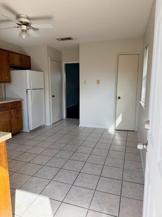Building Photo - 201 Horseshoe Dr