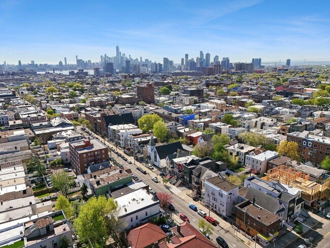 Building Photo - 169 Bowers St