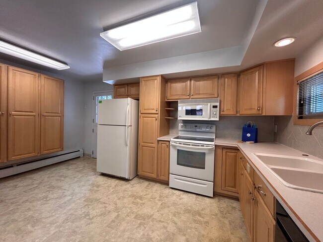 Building Photo - $0 DEPOSIT OPTION. 2 BEDROOM 1 BATH, XERISCAPED YARD CLOSE TO BELMAR, O'KANE PARK AND ST ANTHONY'S!