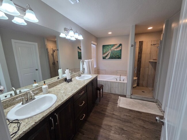 Building Photo - Stunning 3 bed home - like new