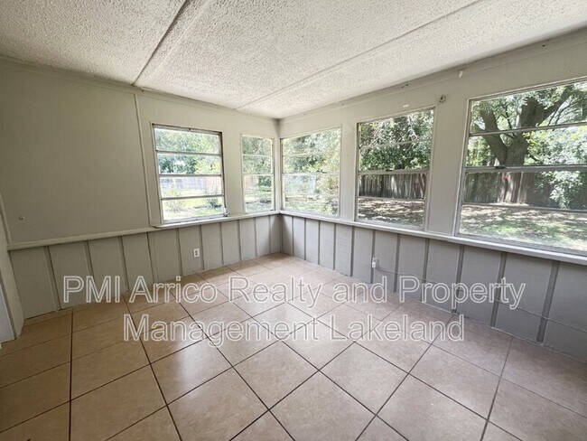 Building Photo - 829 W Carole St