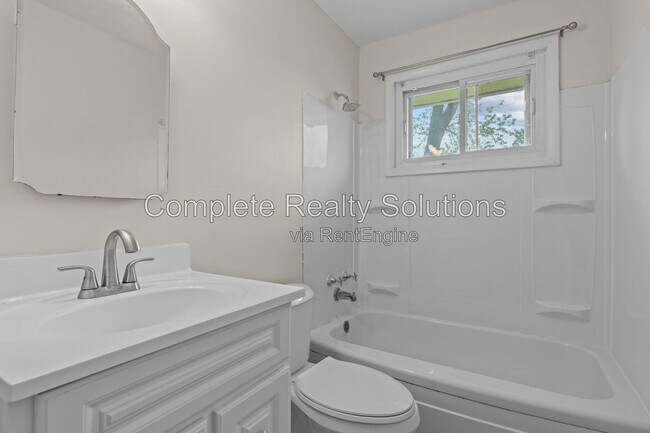 Building Photo - 5661 Bermuda Dr