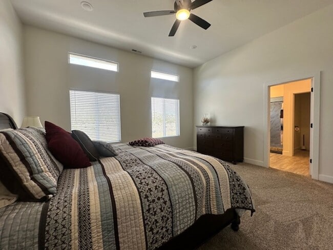 Building Photo - Move in Discount! 3 bedroom - 2.5 bathroom...