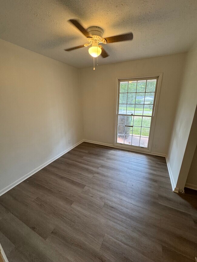 Building Photo - 1204 Fairlane Dr