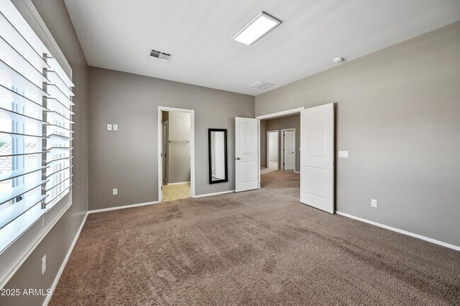Building Photo - 634 W Kerry Ln