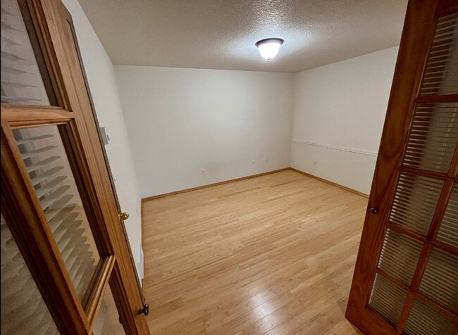 Building Photo - Spacious Westside 3-Bdrm + office & fenced yard!