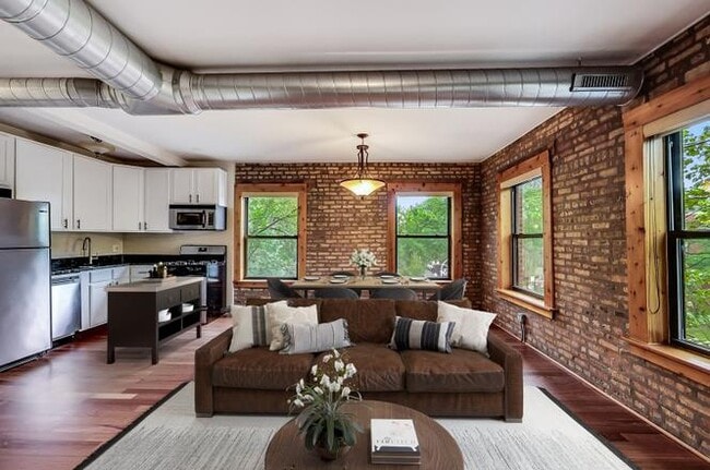 Building Photo - 1257 W Roscoe St