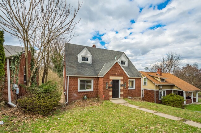 Building Photo - Stunning 3 bedroom home in Penn Hills available April 1st!