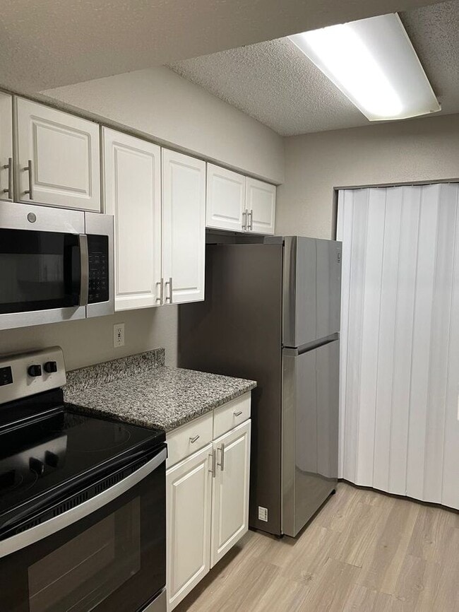 Building Photo - Wonderful 2/1 Condo - ** Move in Special HALF off your first months rent** Available Now !