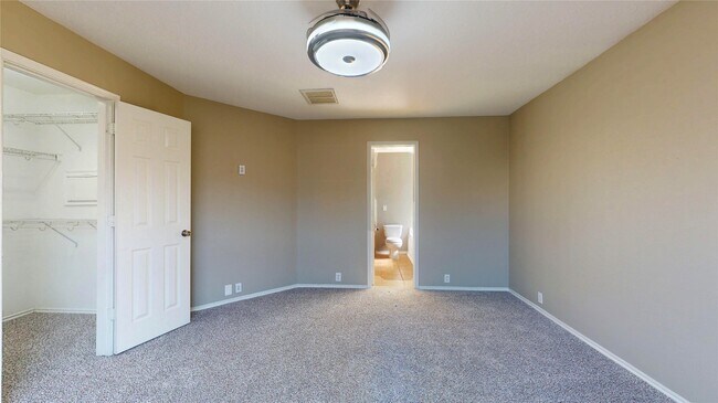 Building Photo - 6007 Baldwin Elm St