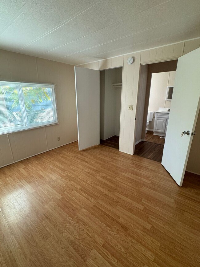 Building Photo - Beautiful rehabbed manufacture home in Lak...