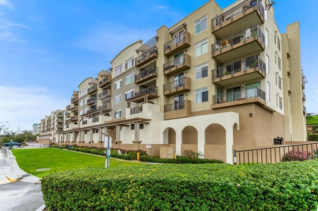 Building Photo - Beautiful & spacious 2 bedroom end unit condo in coastal Oceanside