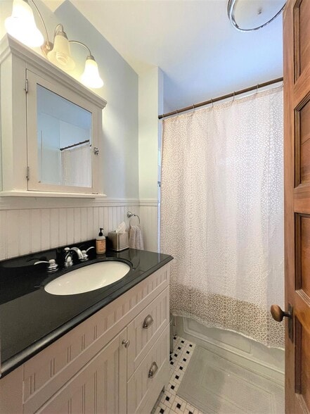 Building Photo - 95 Bartlett St