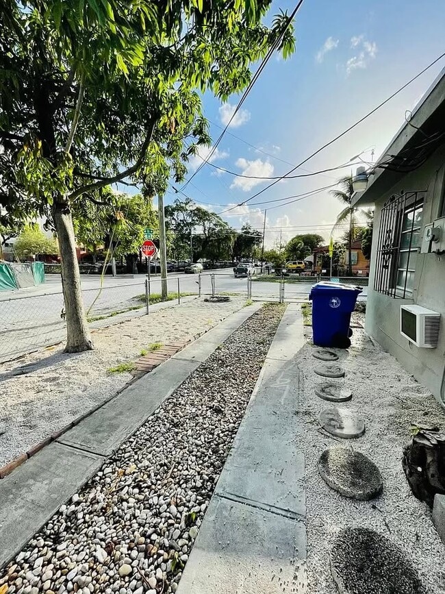 Building Photo - 1445 NW 16th Ave