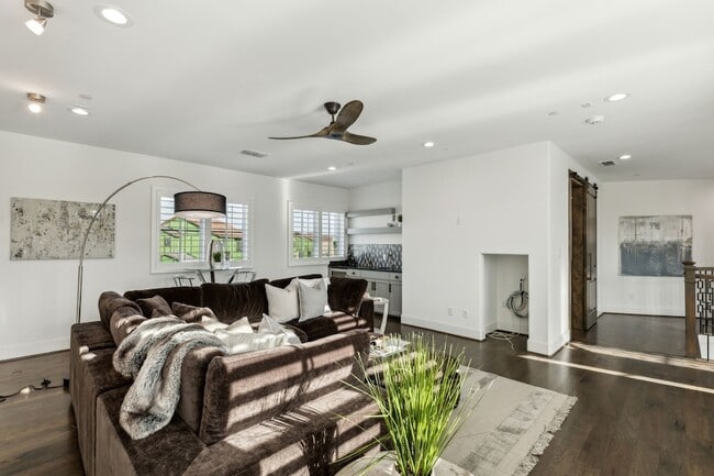 Building Photo - 28 Comillas Dr