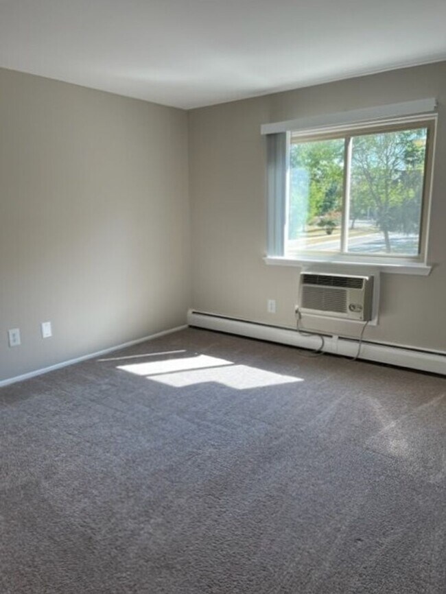 Building Photo - Charming 2 bedroom/1 bathroom apartment ne...