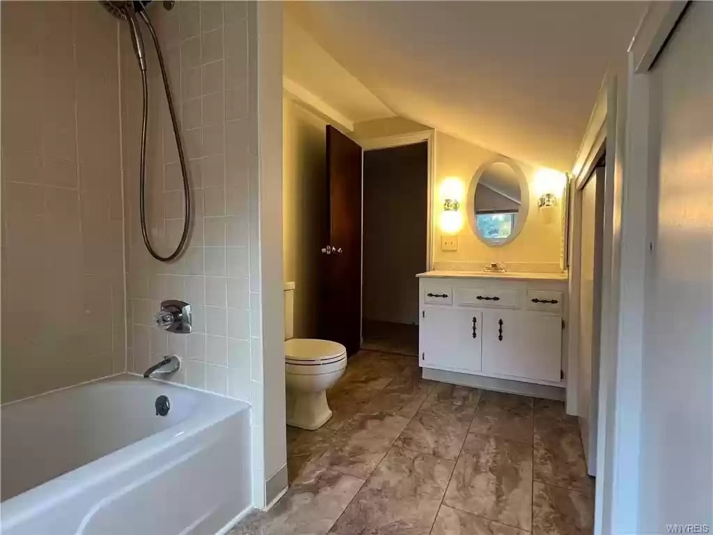 Bathroom with tub - 4056 Park Ave