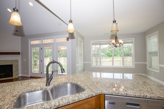 Building Photo - Woodlake Home