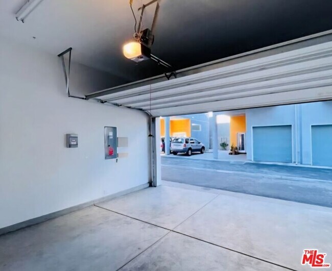 Building Photo - 2931 1/2 Denby Ave