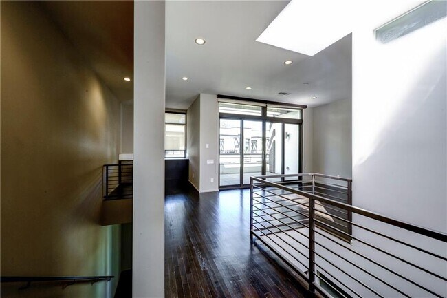 Building Photo - 721 Longleaf Dr NE