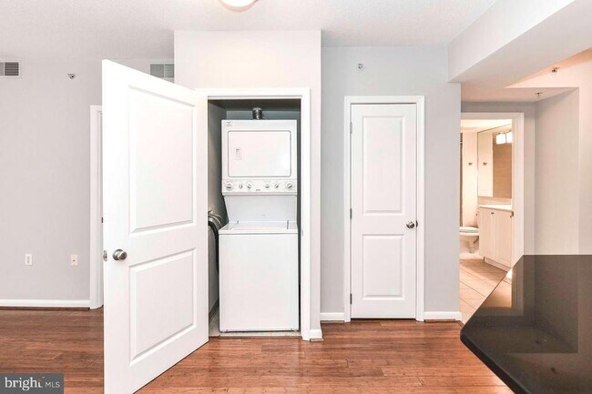 Building Photo - 851 N Glebe Rd