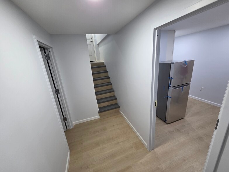 1-bedroom small unit - 3258 86th St