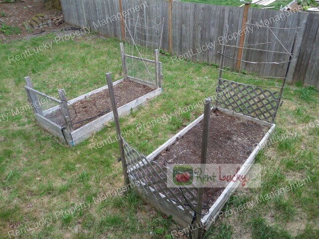 Building Photo - Wonderful & Updated 3-Bedroom Home w/Custom Chicken Coop in Redmond FOR RENT!!