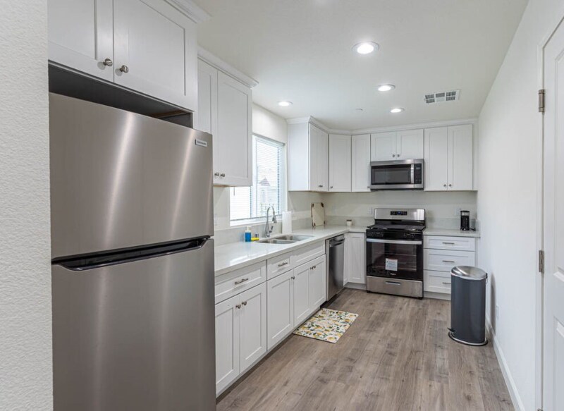 Primary Photo - 866 N Edgemont St