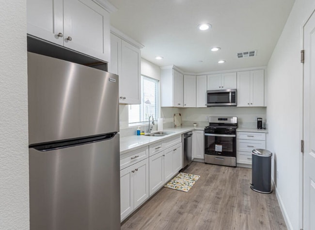 Building Photo - 866 N Edgemont St