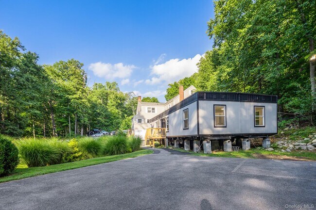 Building Photo - 996 Haverstraw Rd