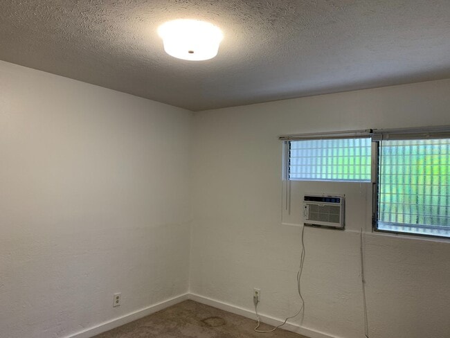 Building Photo - 1/1 Downstairs unit in Royal Summit