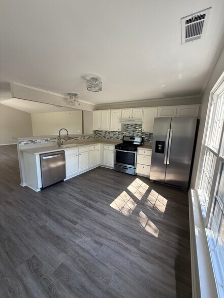Building Photo - 2276 Vanderbilt Dr