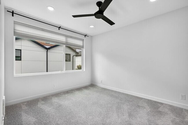 Building Photo - ULTRA-MODERN Air Conditioned Townhome in Beacon Hill (1st Month Free)