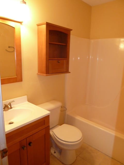 Building Photo - Large updated 4br 3.5ba duplex w/ parking ...