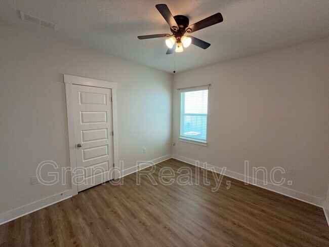 Building Photo - 5869 Danbury Blvd