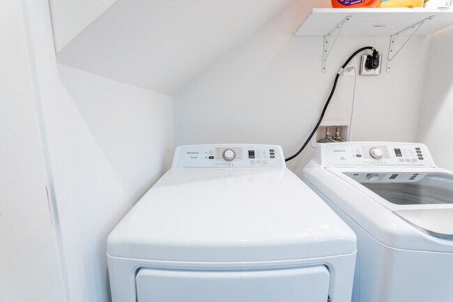 Building Photo - 661 Hampshire Ave