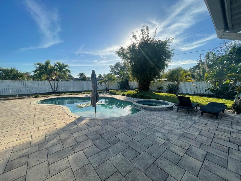 Building Photo - 1111 Montezuma Dr
