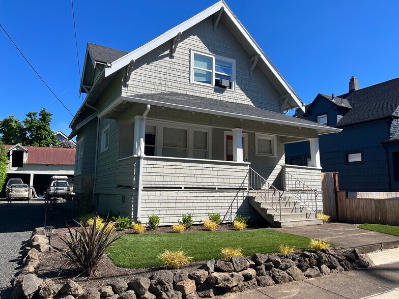 Building Photo - 619 NE Stanton St