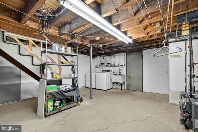 Building Photo - 825 Solly Ave