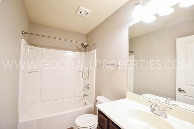 Building Photo - 4 Bedroom Detached Townhome in Waukee with Finished Basement