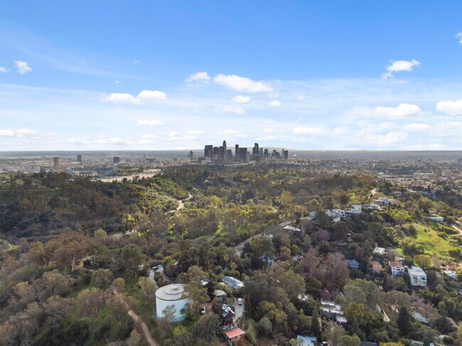 Building Photo - 1409 Avon Park Ter