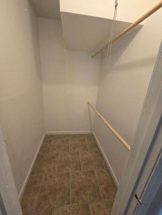 Building Photo - Spacious 3bd/1ba in a HUGE GATED Property!