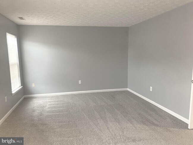 Building Photo - Beautiful 3bd 2/2bth duplex with attached ...