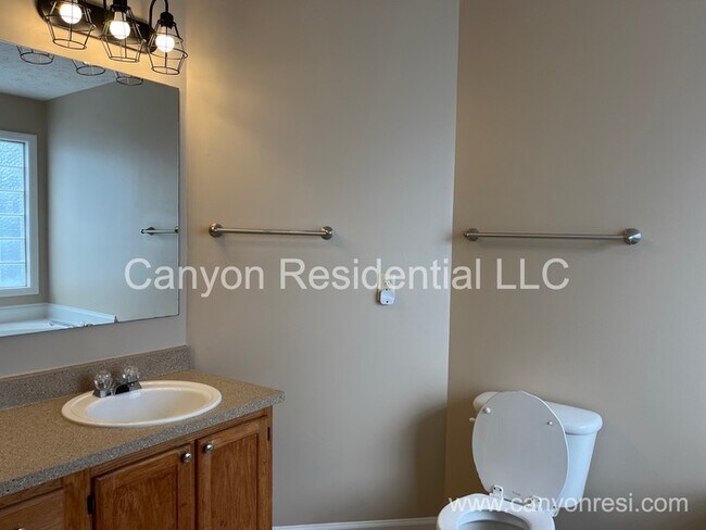 Building Photo - 825 Connaly Dr