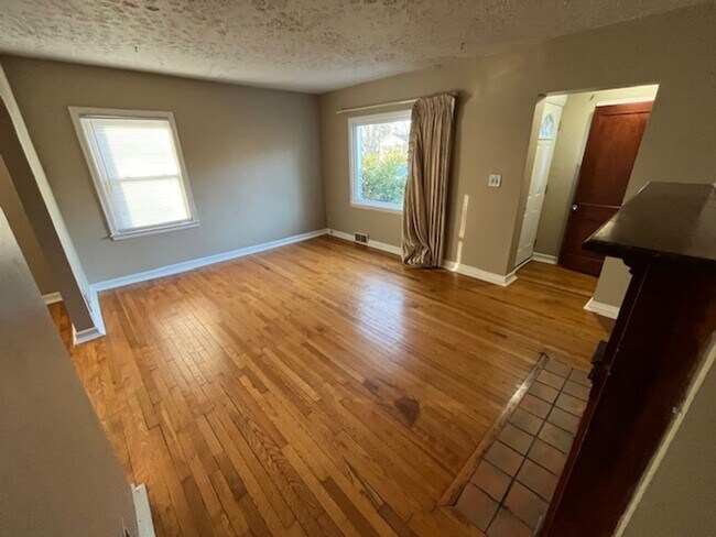 Building Photo - 125-131 Chase Rd