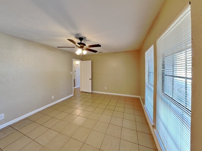 Building Photo - 1386 Southridge Dr