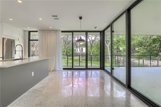 Building Photo - 9400 Shady Oaks Dr