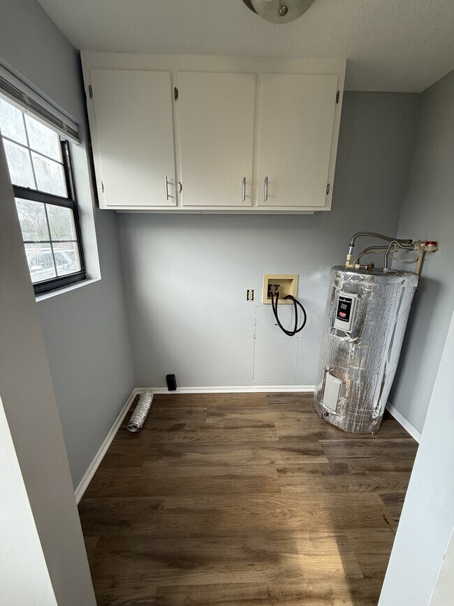 Building Photo - 315 Pine Cir