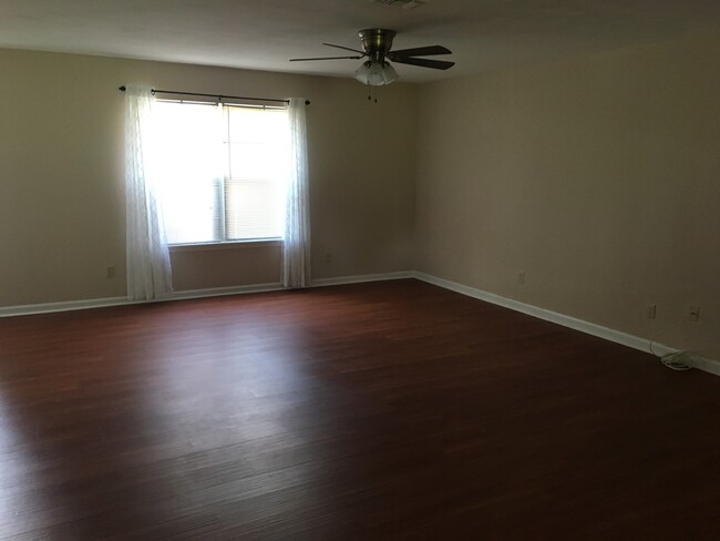 Living Room - 221 Pheasant Run Dr